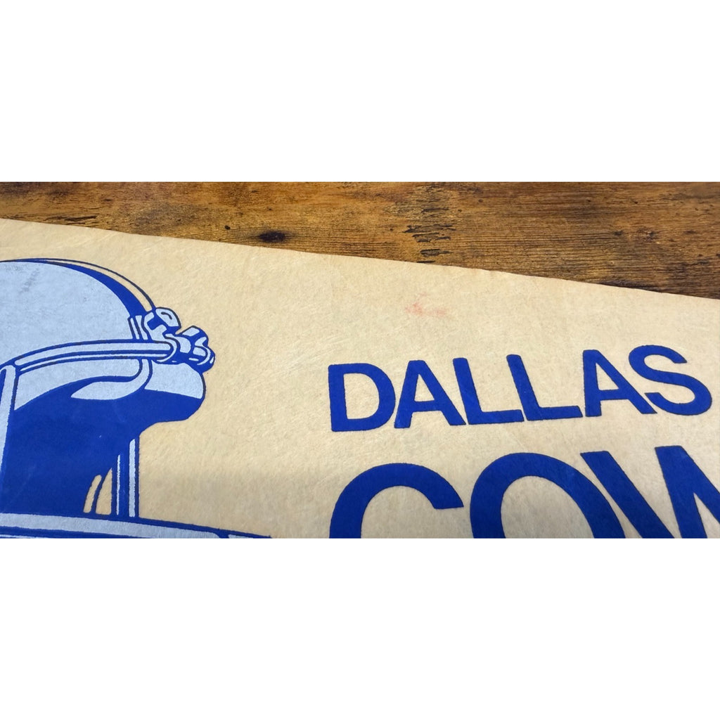Vintage NFL Dallas Cowboys pennant with pin
