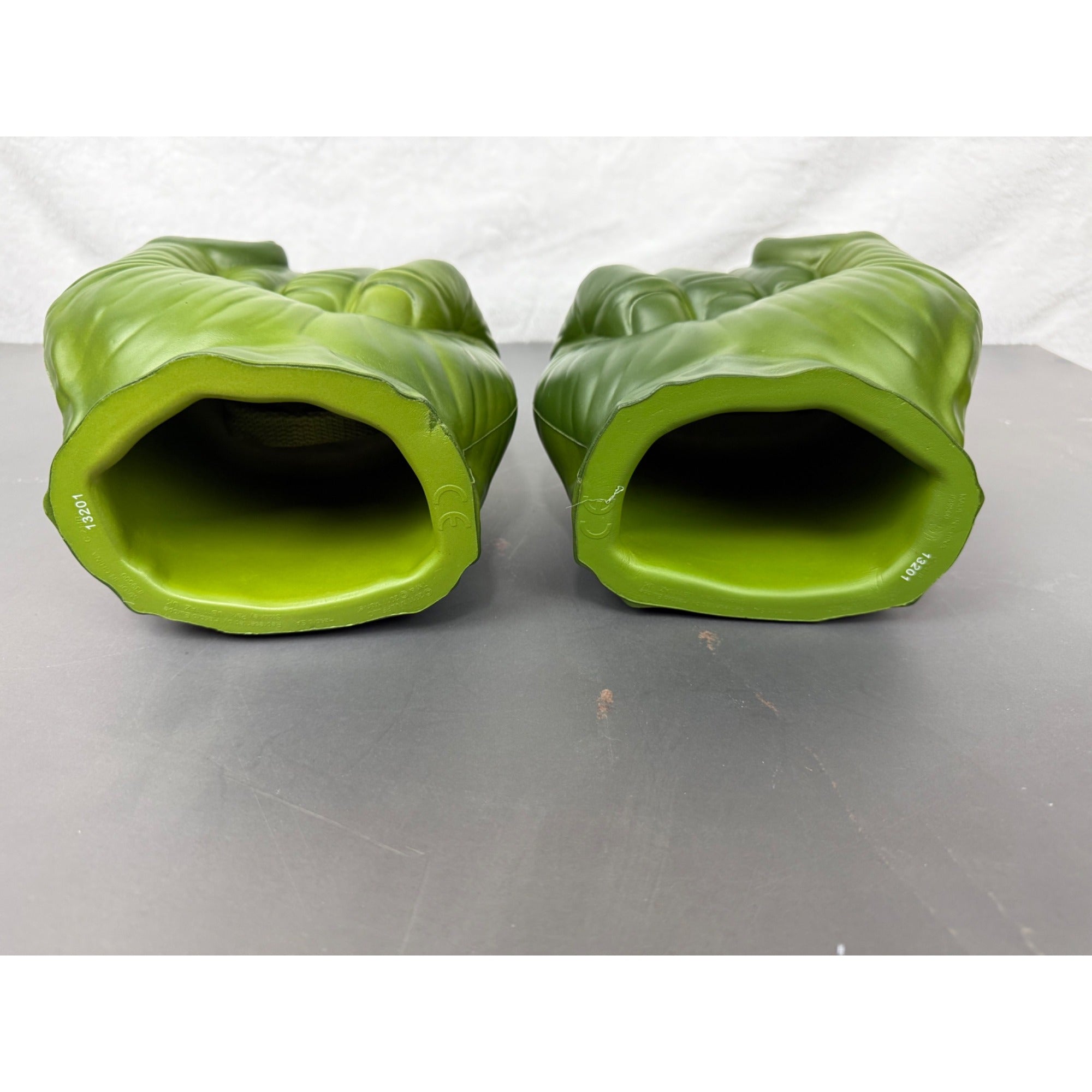 Marvel Hulk Smash Hands Green Foam Gloves 2011 Hasbro Toy Roleplay Collectors Item