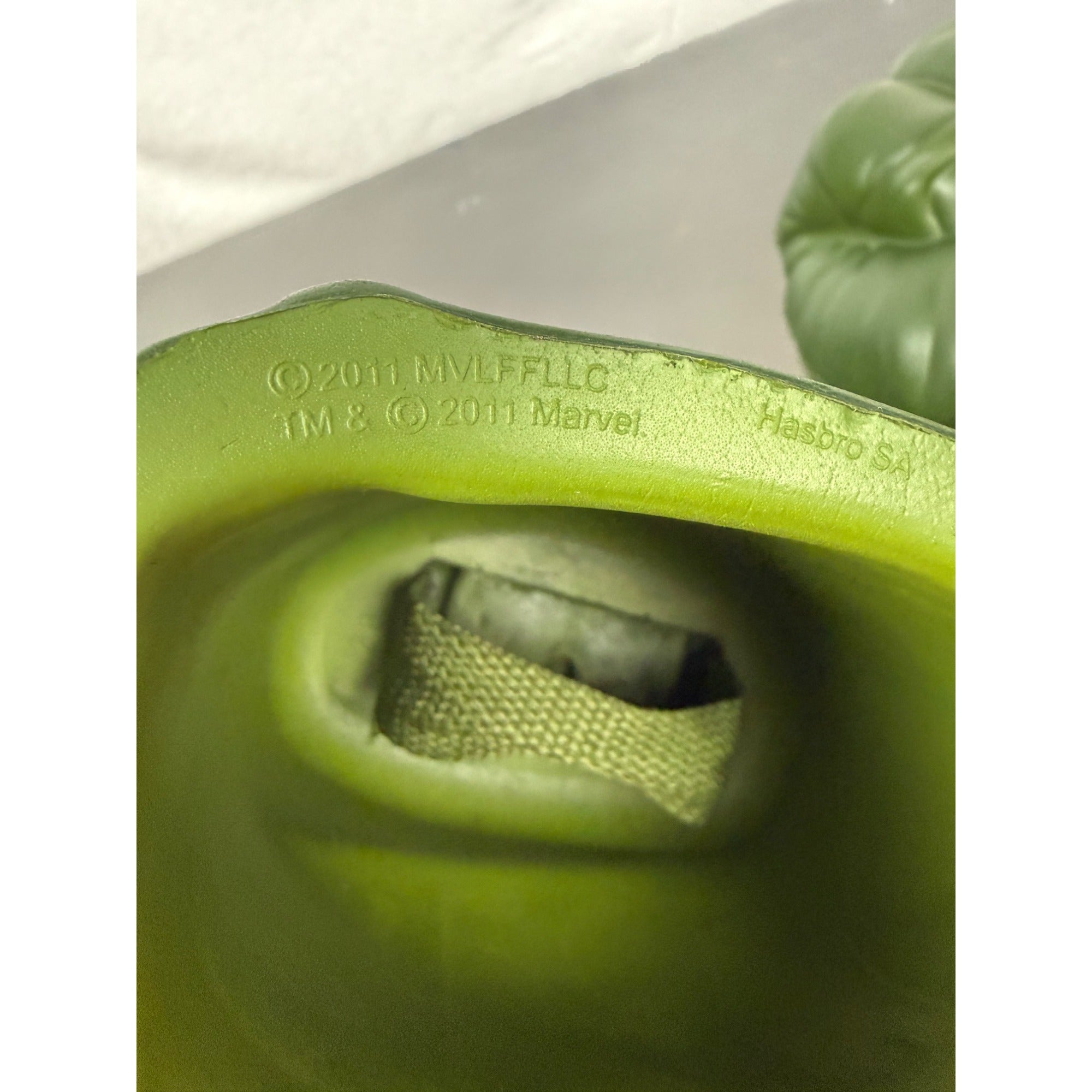 Marvel Hulk Smash Hands Green Foam Gloves 2011 Hasbro Toy Roleplay Collectors Item