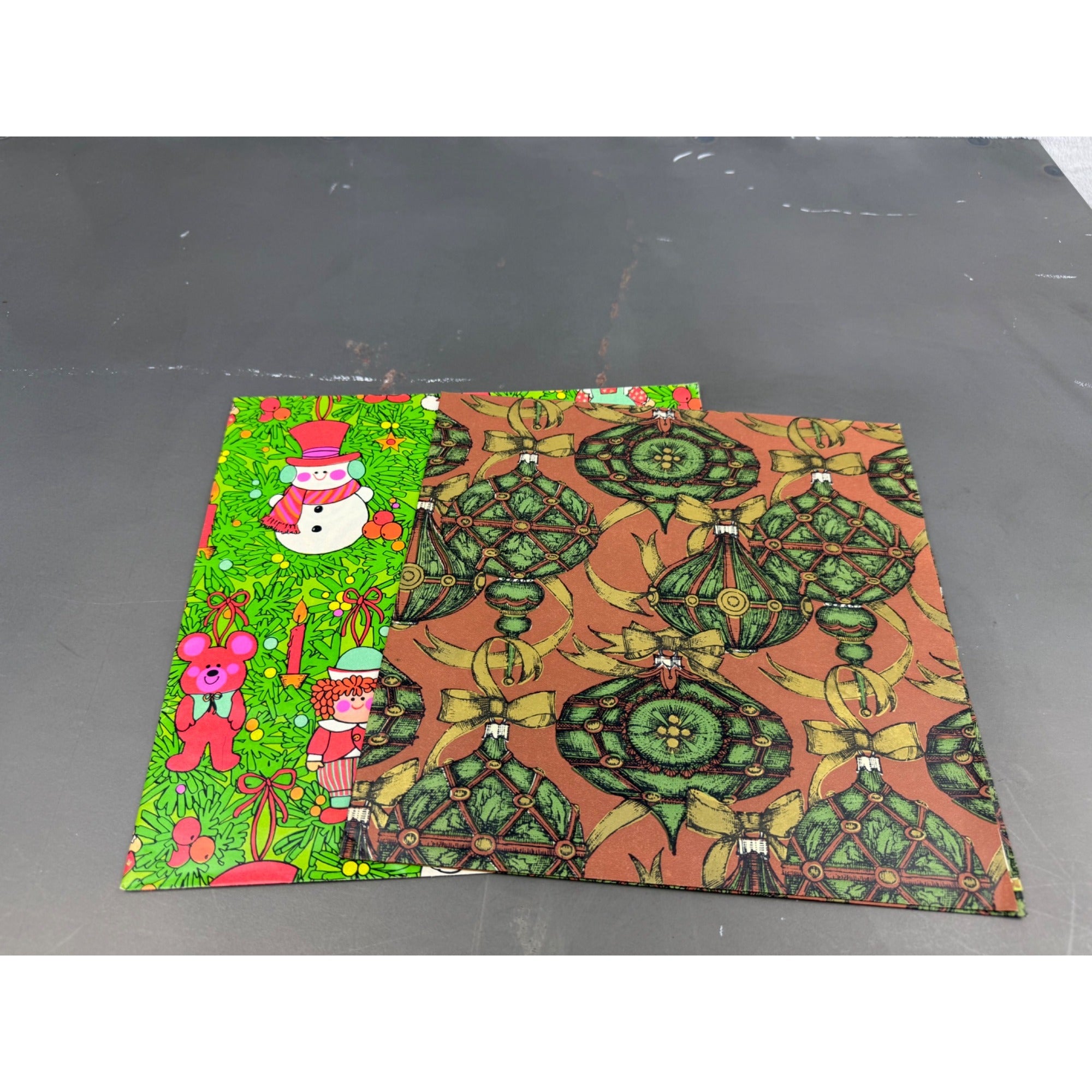 Set of 2 vintage Christmas wrapping paper with 4 different designs