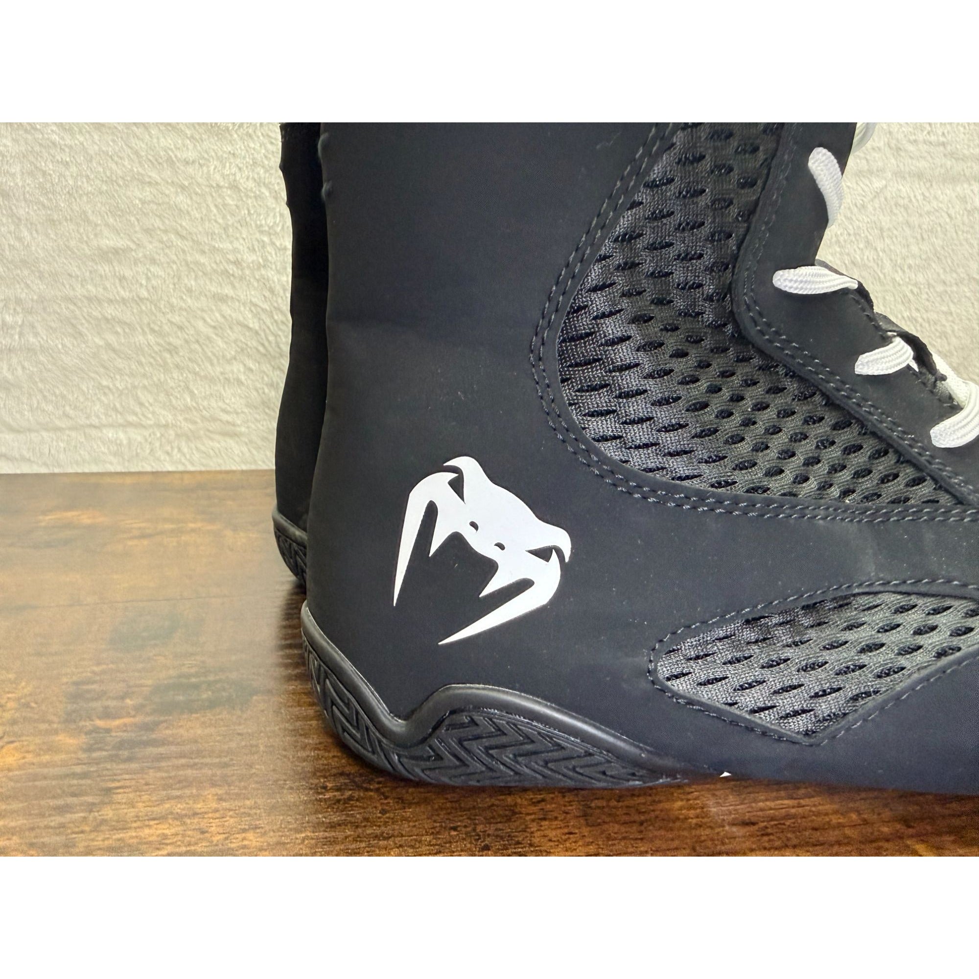 NEW open box Venum Contender Boxing Shoes Black & White High-Top Lace-Up size 11