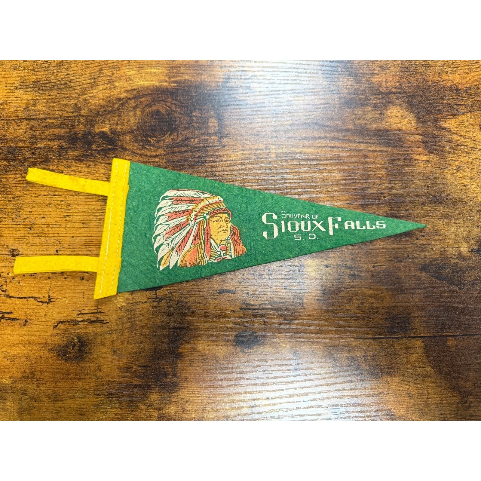 Vintage Souvenir Siuox Falls, South Dakota mini pennant