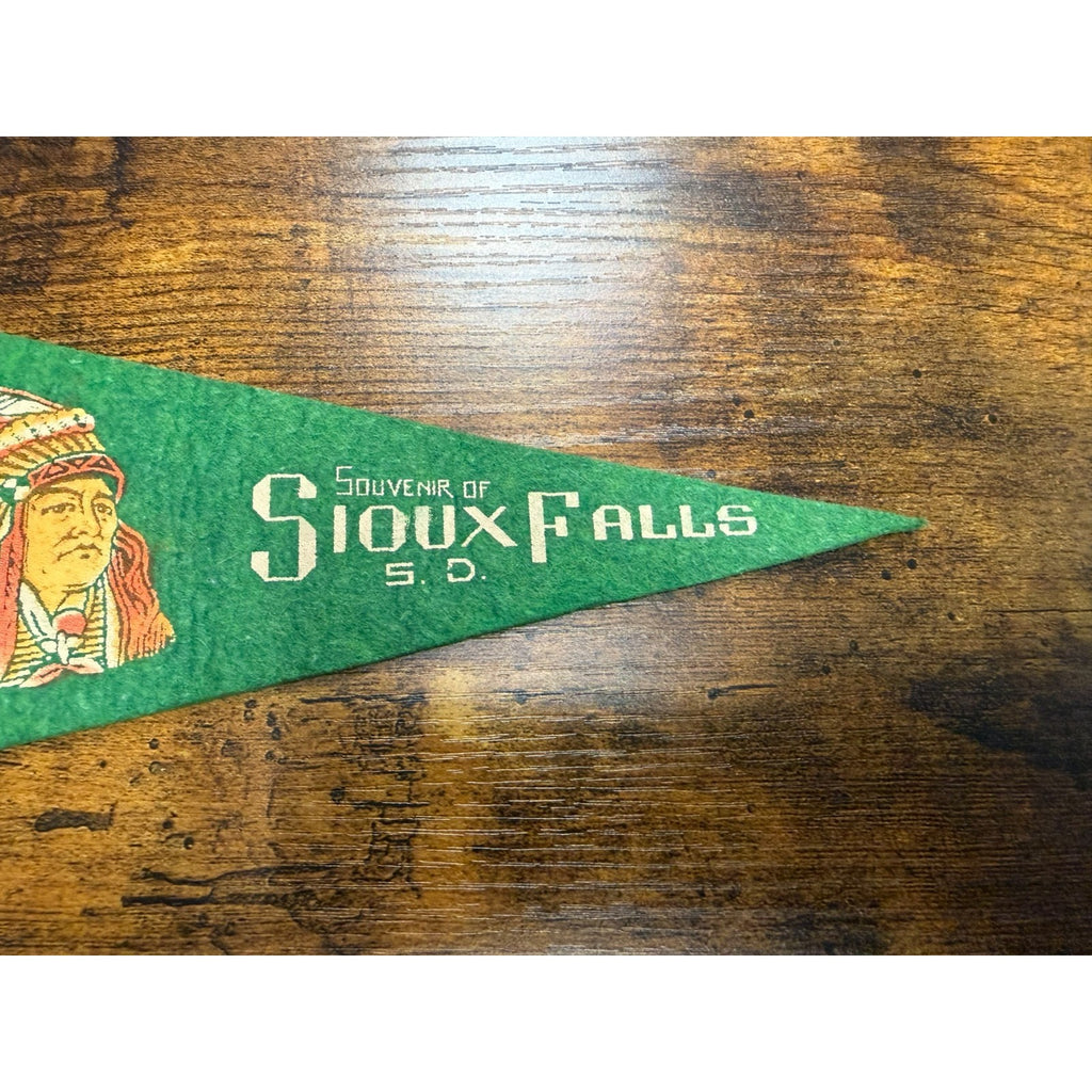 Vintage Souvenir Siuox Falls, South Dakota mini pennant