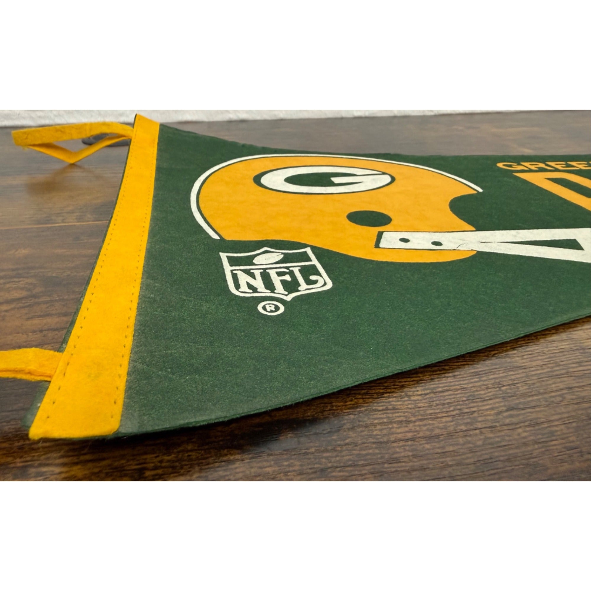 Green Bay Packers NFL Vintage Felt Pennant With Helmet Logo - Sports Memorabilia